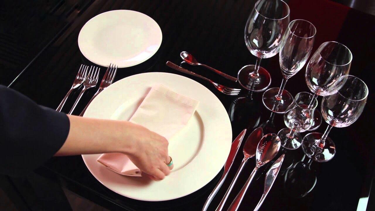 Сервировка стола в ресторане для официантов